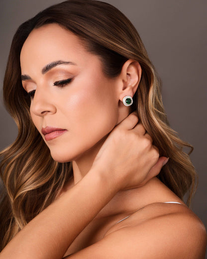 Brinco Quadrado Ponto de Luz Esmeralda Cravejado